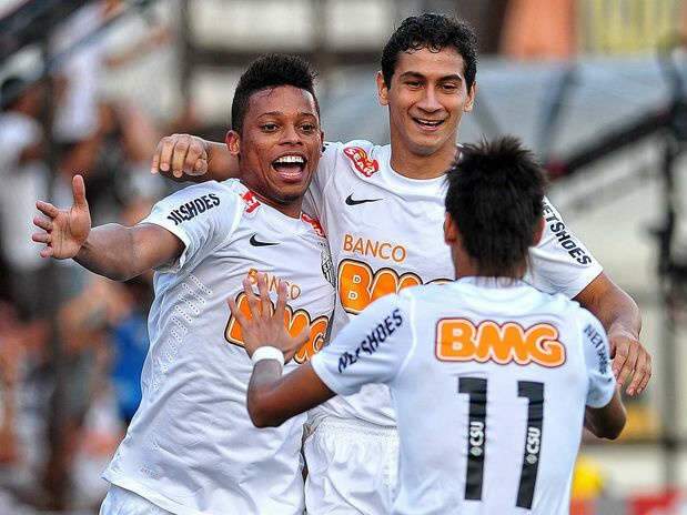  Santos vence cl&aacute;ssico de virada e Corinthians reclama de gol irregular