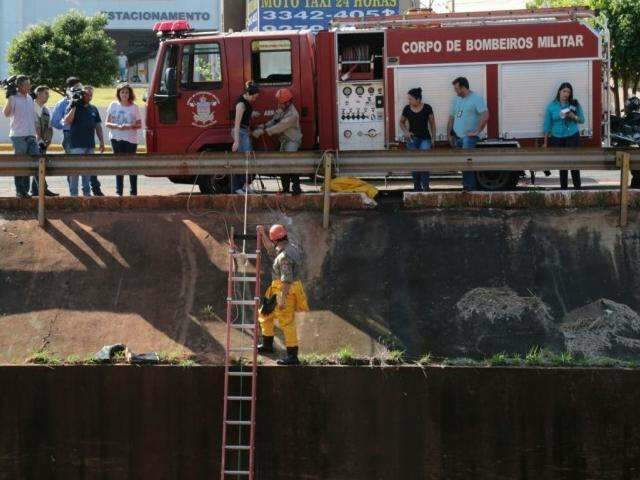 Bombeiros vasculham Rio Anhandu&iacute; em busca de arma usada em assaltos 