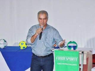 Governador Reinaldo Azambuja (PSDB) durante evento na Fundesporte (Foto: Henrique Kawaminami)