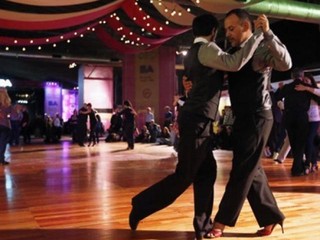 Antigamente, homens dançavam tango juntos.