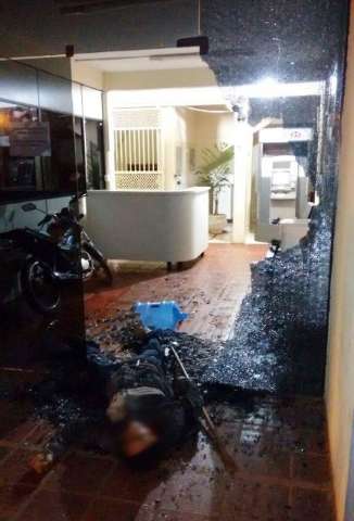 Ladr&otilde;es tentam roubar caixa na prefeitura, trocam tiros e um morre