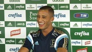 Na coletiva, a alegria de Vítor Hugo com o golaço que marcou esta noite, o segundo com a camisa do Palmeiras (Foto: Site do Palmeiras)