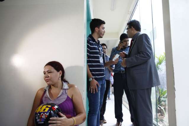 Prefeito vai &agrave; UPA e &eacute; recepcionado por usu&aacute;rios revoltados com caos