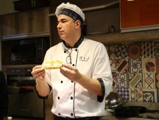 Durante a oficina, o chef boulanger Ricardo apresentou algumas massas, entre elas a Focaccia com alho negro.(Foto: Danielle Valentim)