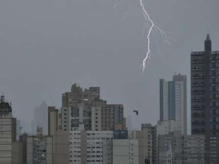 Durante a chuva de terça-feira, 69 mil raios atingiram Mato Grosso do Sul