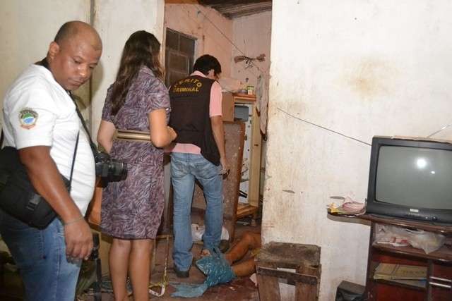 Idoso &eacute; assassinado a facadas em Coxim e pol&iacute;cia encontra R$ 7 mil no cal&ccedil;&atilde;o