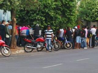 Fila se forma em frente ao Ciat e se arrasta pela rua. (Foto: Ricardo Ojeda/Perfil News)