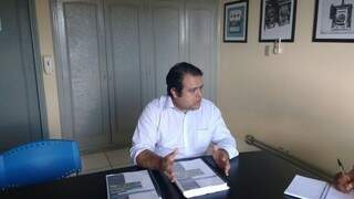 O secretário municipal de Saúde, Ivandro Fonseca, com o relatório da sua gestão (Foto: Graziella Almeida)