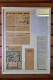 Recortes de jornais e cartas enfeitam recepção, inclusive telegrama de ex-governador. (Foto: Fernando Antunes)