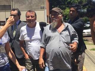 Cesare Battisti, de camiseta branca, ao chegar no Patronato Penitenciário (Foto: Bruna Kaspary)