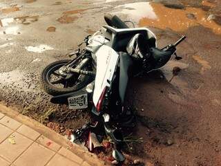 Moto foi atingida por caminhonete e condutor corre risco de morte (Foto: Adilson Domingos)