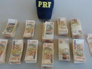 Policiais encontraram 2.250 notas falsas de R$ 50,
que totalizaram R$ 112.500,00 (Foto: Divulgação / PRF)
