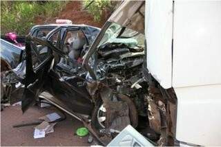 Camionete ficou destruída com a colisão. (PC de Souza/ Edição de Notícias)