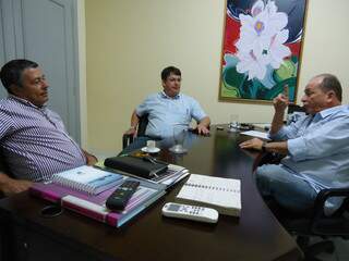 Prefeito de Ribas do Rio Pardo, Roberson Moureira (centro) esteve em visita ao Campo Grande News, sendo recebido pelo Editor-Chefe, jornalista Lucimar Couto (dir.). 