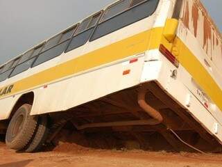 &Ocirc;nibus escolar tomba em estrada e alunos s&atilde;o retirados pela janela