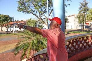 Aldo aponta para as casas que consegue ver quando está no coreto (Foto: Paulo Francis)