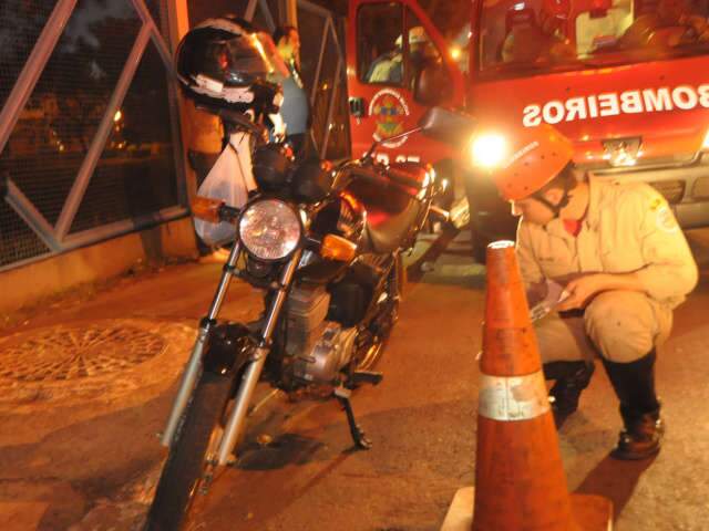  Sem CNH nem documento do ve&iacute;culo, motociclista cai sozinho em avenida 