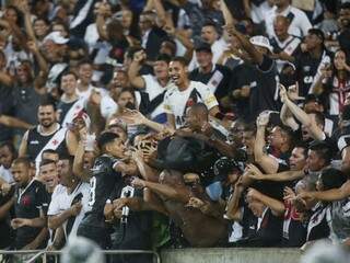 Tiago Reis comemorando o seu gol na partida junto da torcida. (Foto: Rafael Ribeiro/Vasco)