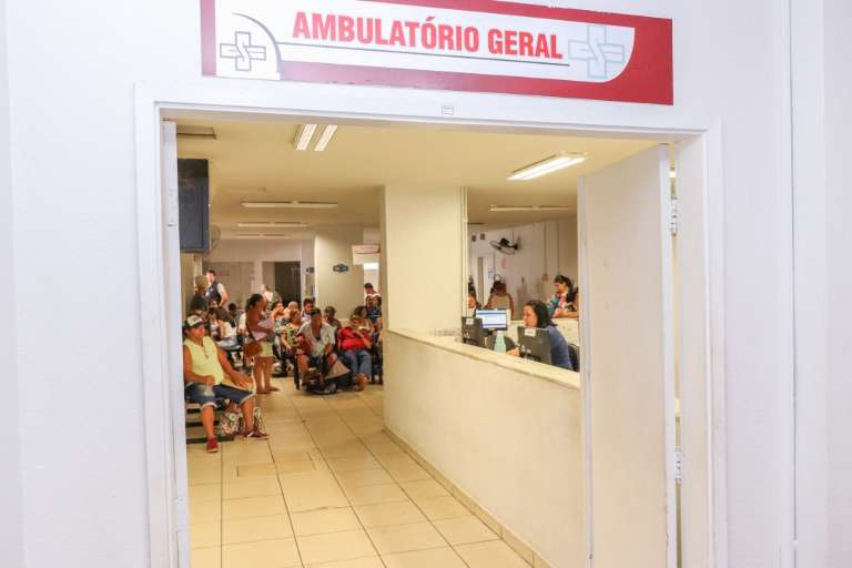 Pacientes aguardam consultas no Ambulatório Geral. (Foto: Henrique Kawaminami)