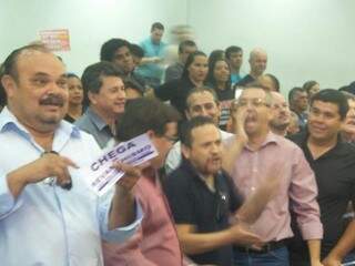 Grupo pró-prefeito xinga vereadores durante sessão (Foto: Antonio Marques)