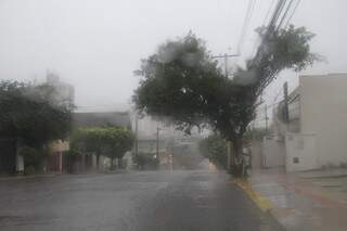 Campo Grande amanheceu com chuvas e temperatura máxima é de 29º. (Foto: Marcos Ermínio)