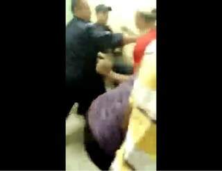 Vídeo amador mostra confusão entre guardas e pacientes na UPA do Bairro Universitário. (Foto: Reprodução)
