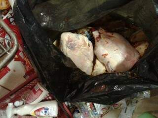 Com embalagens violadas foram retirados do local de vendas frangos congelados ou resfriados, extrato de tomate e cerveja(Foto: Procon/Divulgação)