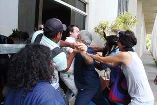 Confusão entre manifestantes e seguranças, ambos alegam agressão depois de protesto na Assembleia (Foto: Divulgação)