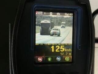 Radares auxiliam na fiscalização para identificar motoristas que excedem velocidade permitida. (Foto:Divulgação)