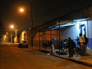 Entorno do complexo está praticamente vazio, com apenas a imprensa aguardando saída dos detidos (Foto: Alcides Neto)