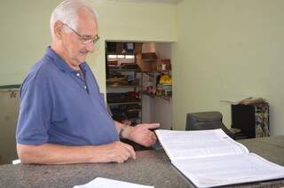 Joel trabalha no cemitério Santo Amaro há 10 anos e garante que os livros  são mais confiáveis. (Foto: Thailla Torres) 