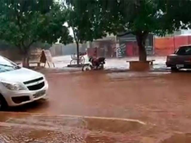 Chuva de quase uma hora deixa ruas embaixo d&rsquo;&aacute;gua no Jardim Carioca