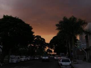 Fim de tarde em Campo Grande nesta quarta-feira foi de céu nublado; previsão é de tempo seco até sábado. (Foto: Kísie Ainoã)