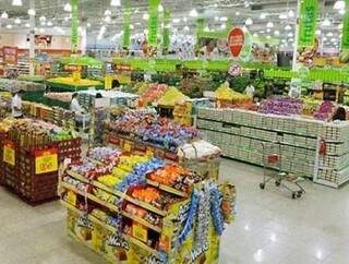 Produtos vencidos foram flagrados sendo comercializados em supermercado. (Foto: Divulgação)