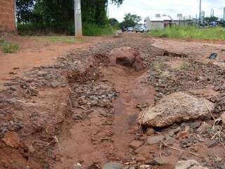 Valas tomam ruas e s&atilde;o &#039;armadilhas&#039; por onde o asfalto nunca chega 