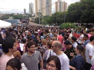 Confusão que se formou nos portões de entrada da Uniderp com a falta de energia. (Foto: Cristina Ramos)