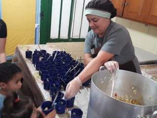 Para Rosangela Aparecida, cozinhar para a criançada se tornou sua nova missão, depois de perder o filho. 