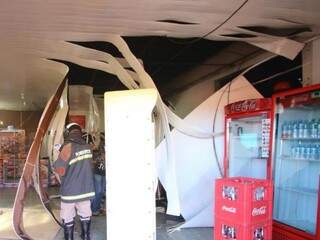 teto da panificadora derreteu por causa do calor do fogo (Foto: André Bittar) 