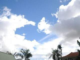 Sol divide o céu com &quot;nuvens carregadas&quot; nesta tarde no Jardim dos Estado na Capital (Foto: Paulo Francis)
