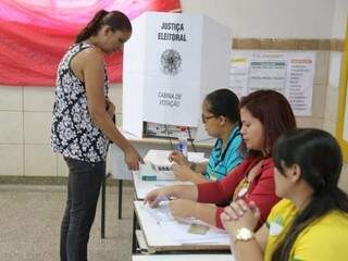 Eleitora durante processo de votação, no último domingo (Foto: Paulo Francis)