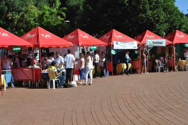 Alunos exp&otilde;em &quot;mini&quot; empresas com id&eacute;ias sustent&aacute;veis na Pra&ccedil;a Ari Coelho