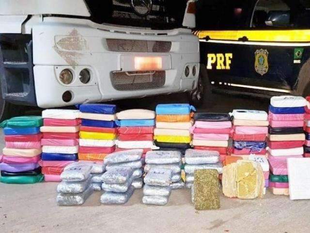 Dupla &eacute; presa com supermaconha e coca&iacute;na em fundo falso de carreta 
