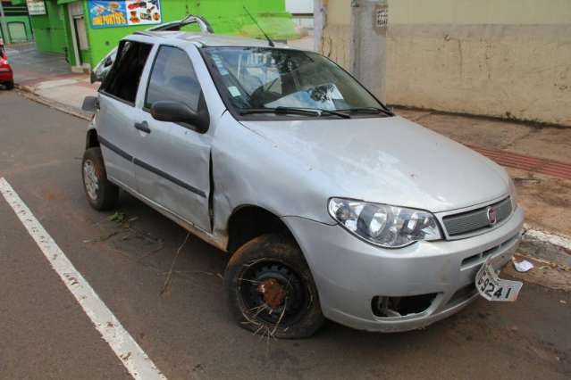 Adolescentes roubam carro e s&atilde;o detidos ao capotar durante a fuga