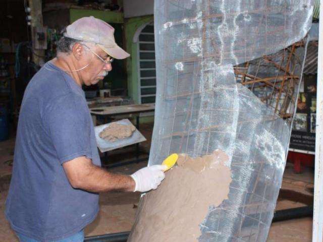 Escultor que fez &Iacute;ndia do Mercad&atilde;o e Papa cria terer&eacute; gigante na Duque de Caxias