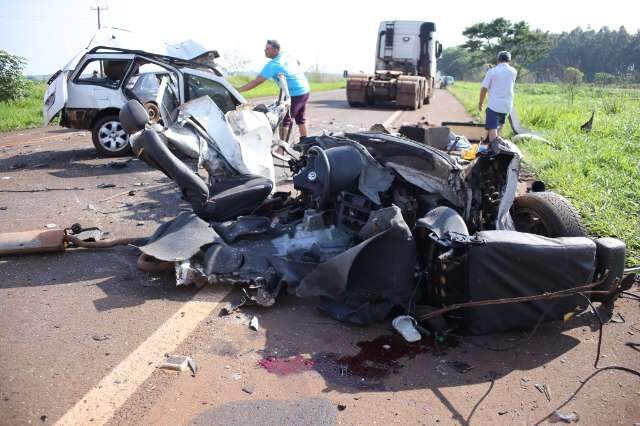 Ejetada de carro destru&iacute;do por carreta, passageira sofre m&uacute;ltiplas les&otilde;es 