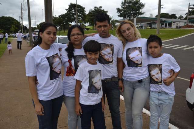 Pedindo paz, fam&iacute;lias de v&iacute;timas da viol&ecirc;ncia fazem carreata 