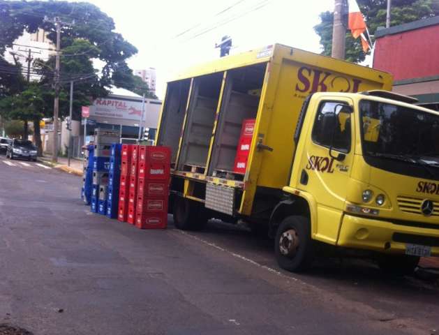 Caminh&atilde;o descarrega bebidas e atrapalha tr&acirc;nsito no Centro