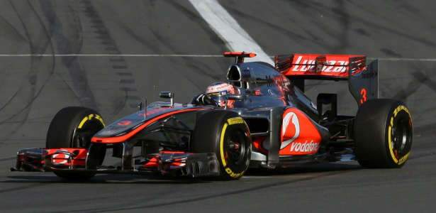  Massa e Bruno Senna abandonam ap&oacute;s bater em corrida vencida por Button