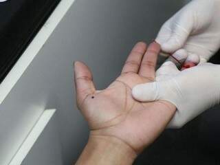 Teste rápido de HIV sendo realizado em unidade de saúde de Campo Grande. (Foto: Fernando Antunes/Arquivo)