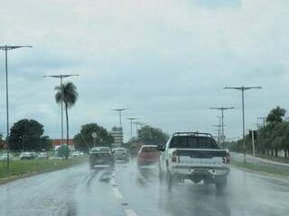 Chuva na Avenida Duque de Caxias (Foto: Henrique  Kawaminami)